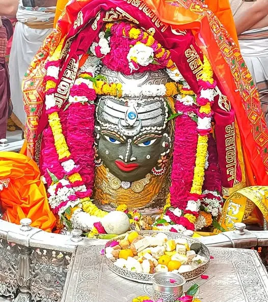 मस्तक पर चंद्र अर्पित कर भगवान महाकाल का ड्रायफ्रूट और आभूषणों से देवी स्वरूप में श्रृंगार