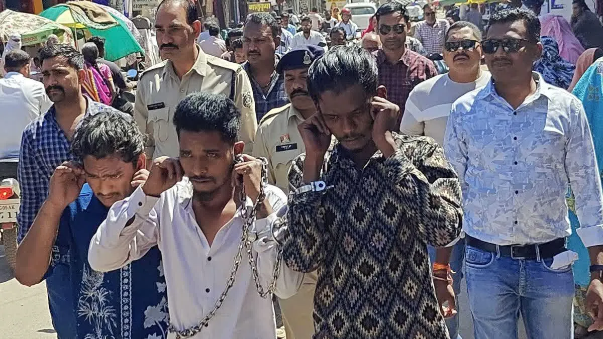 धमतरी पुलिस ने कराई बदमाशों की परेड, तड़ीपार होने के बाद भी शहर में घूम रहे थे