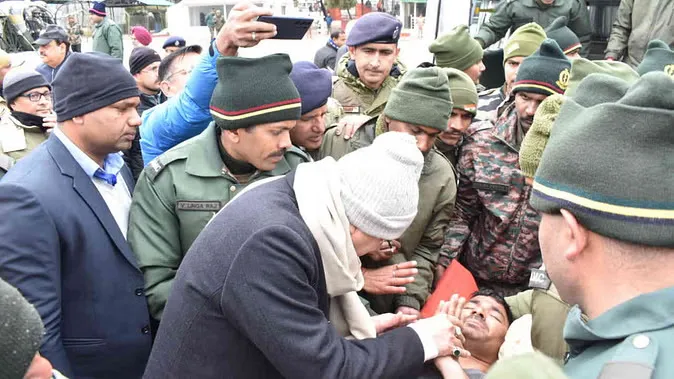 बर्फ में फंसे 47 मजदूर बचाए गए, आठ की तलाश जारी; ग्राउंड जीरो पर पहुंचे सीएम धामी
