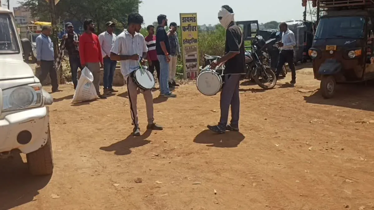 बारात वाले अंदाज में आए निगम कर्मचारी, धमतरी में सफाई की शानदार पहल
