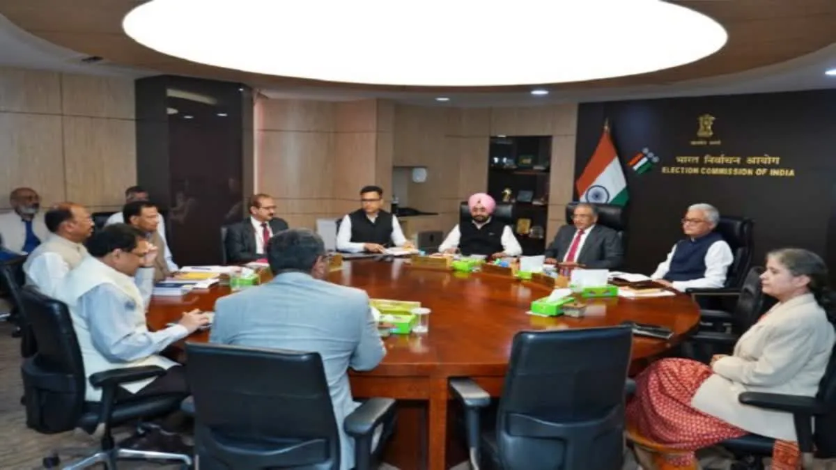आधार से लिंक होगा वोटर आईडी? ECI की UIDAI के CEO और टेक्निकल एकस्पर्ट्स के साथ बैठक 
