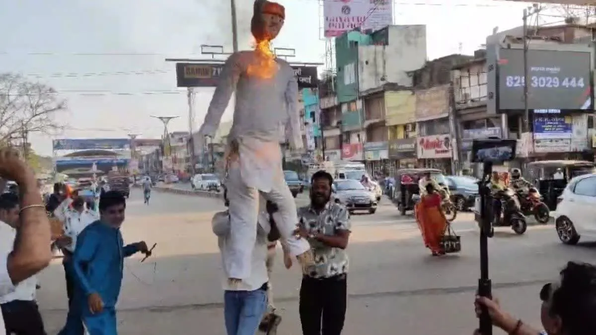 छत्तीसगढ़ में कांग्रेस का प्रदर्शन, ईडी का पुतला फूंका