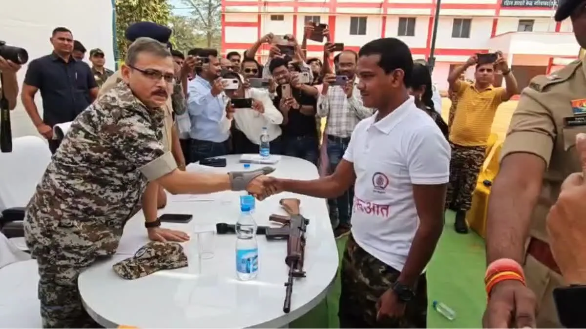 गरियाबंद में तीन नक्सलियों का सरेंडर, ऑटोमेटिक राइफल के साथ किया आत्मसमर्पण