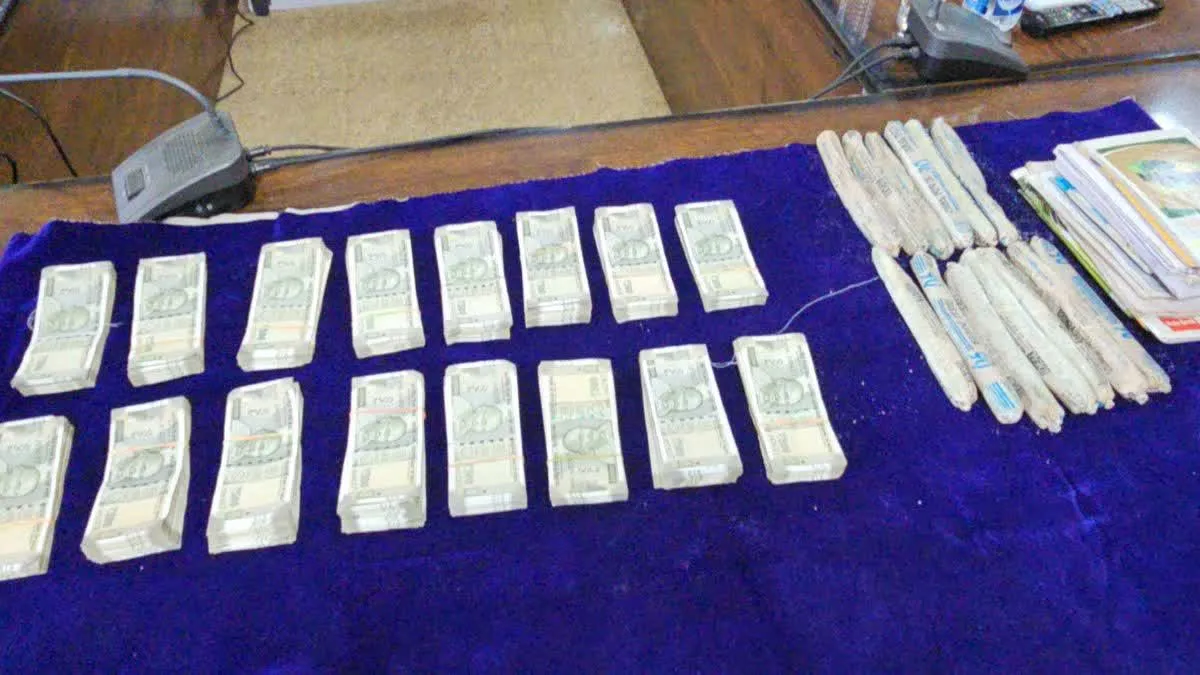 गरियाबंद पुलिस ने सुरंग में छुपा कर रखा नक्सलियों का 8 लाख रुपए किया बरामद, एक्सप्लोसिव भी मिला