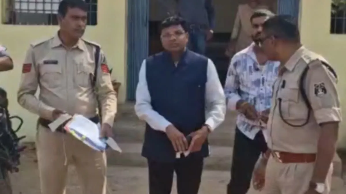 राजनांदगांव से पूर्व भाजपा पार्षद गिरफ्तार, चेकिंग के दौरान गाड़ी से मिली थी शराब
