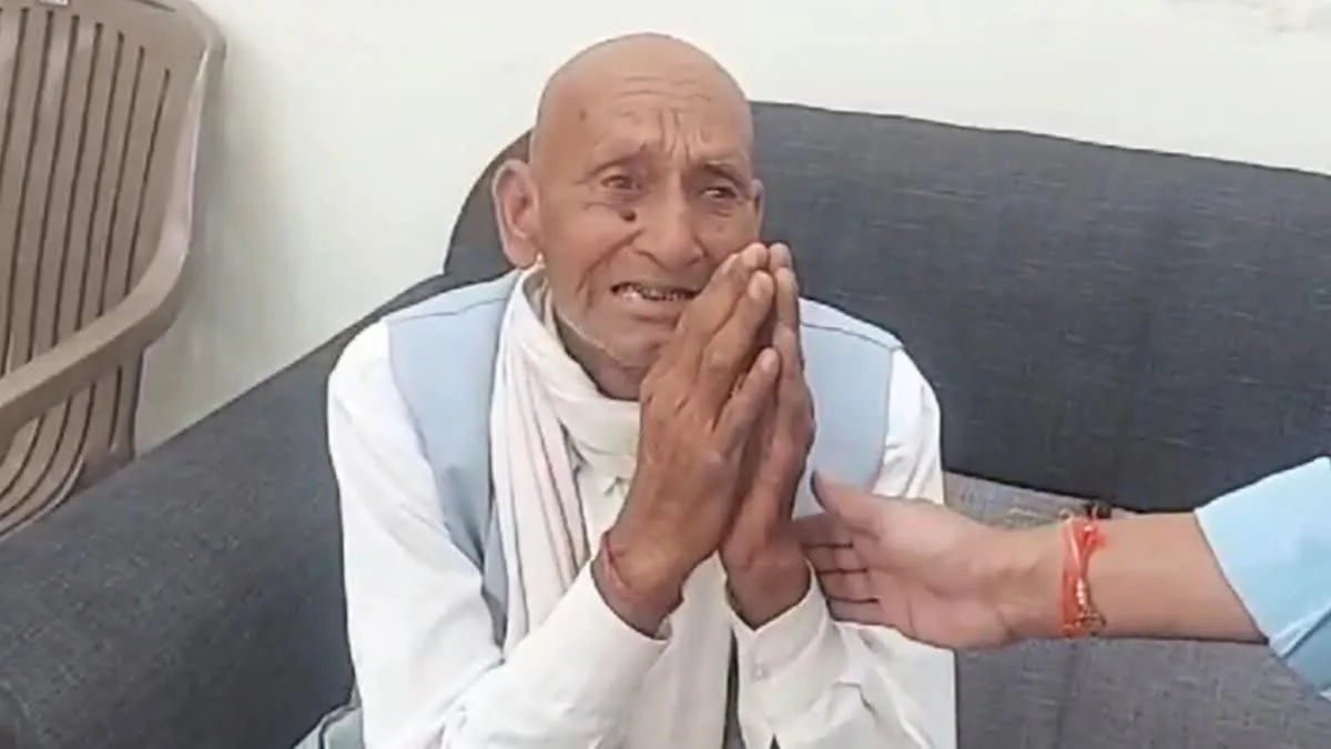 रीवा में बुजुर्ग के फटे कपड़े देख भावुक हुए SDM, बेटों को लगाई फटकार, तुरंत लगाई दौड़