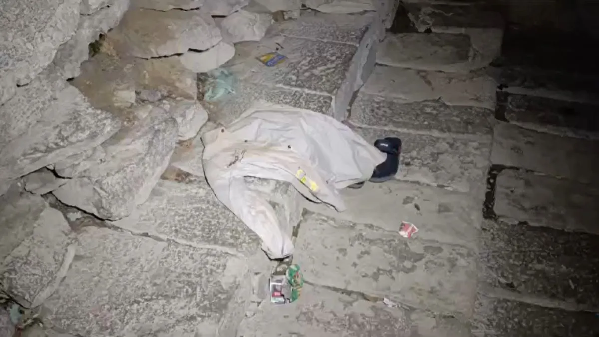दर्दनाक हादसाः तालाब में नहाने गए दो छात्र डूबे, मौके पर मिले बच्चों के कपड़े, जूते और पैसे, एक शव बरामद, रेस्क्यू जारी