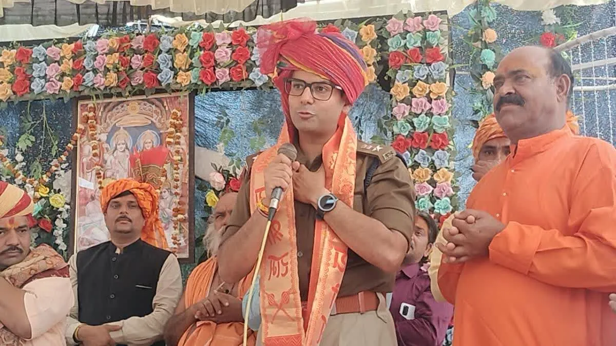 'हनुमान बनकर आया हूं, सुधर जाओ, गर्दन पकड़ ले जाऊंगा थाने', 'चोरों के गांव' में SP की चेतावनी