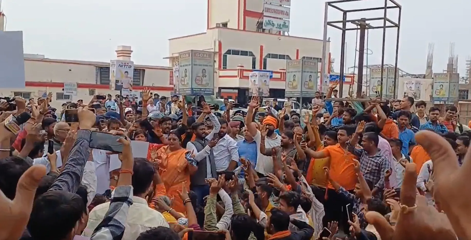 VHP कार्यकर्ताओं ने स्टेशन परिसर में पढ़ा ‘हनुमान चालिसा’, देखें वीडियो