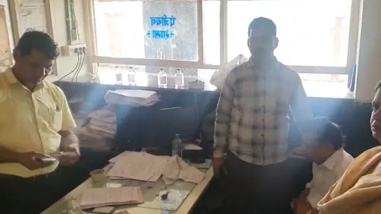 20000 रुपये की रिश्वत ले रहे थे RTO के सज्जन बाबू, EOW ने रंगे हाथों पकड़ा