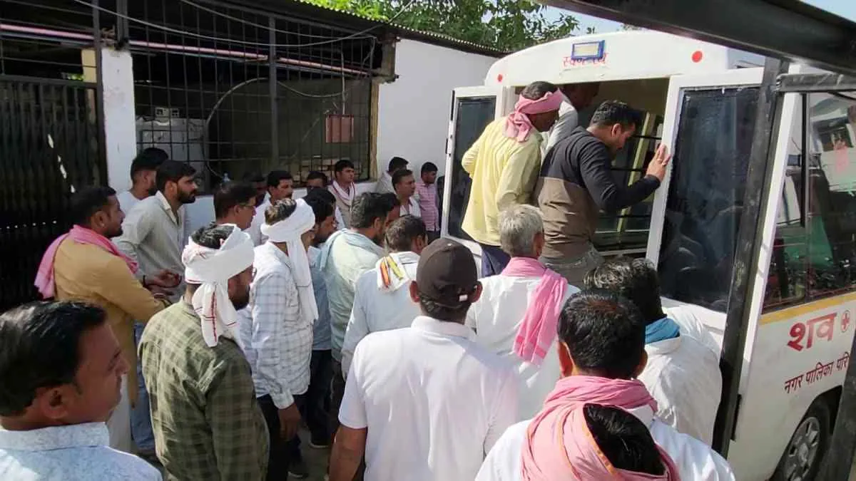 शादी की खरीदारी करने निकले थे चाचा-भतीजा, मातम में बदली खुशियां 