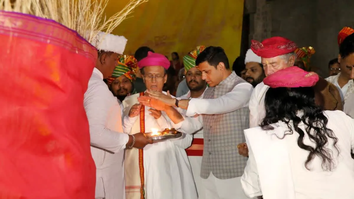 होलकर राजवंश की होलिका दहन के साथ इंदौर में रंगोत्सव शुरू, अहिल्याबाई की राजगद्दी पर चढ़ाया रंग