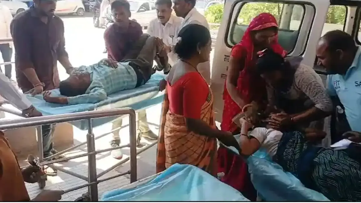 नौकरी से निकाले जाने से दुखी साईं अकादमी में दो कर्मचारियों ने फिनाइल पीया