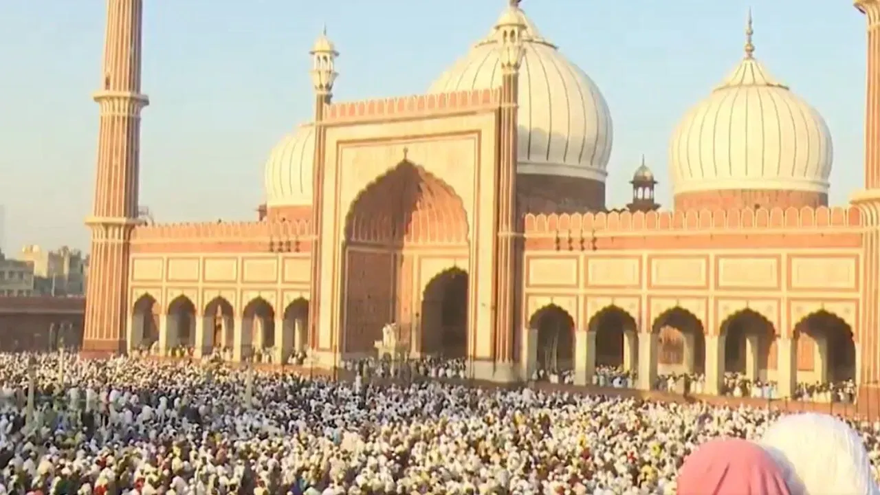 देशभर में ईद का जश्न, मस्जिदों में अदा की गई नमाज… उत्तर प्रदेश में सख्त निगरानी