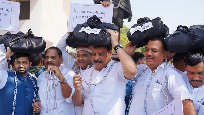 कांग्रेस ने बजट को बताया छलावा, विपक्ष ने खुद को जंजीरों में जकड़ा