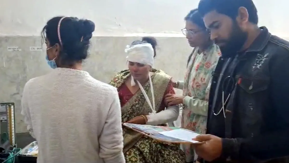 नवनिर्वाचित जनपद अध्यक्ष की स्कार्पियो स्कूल बस से टकराई, गंभीर रूप से हुईं घायल, बच्चे भी हुए चोटिल…