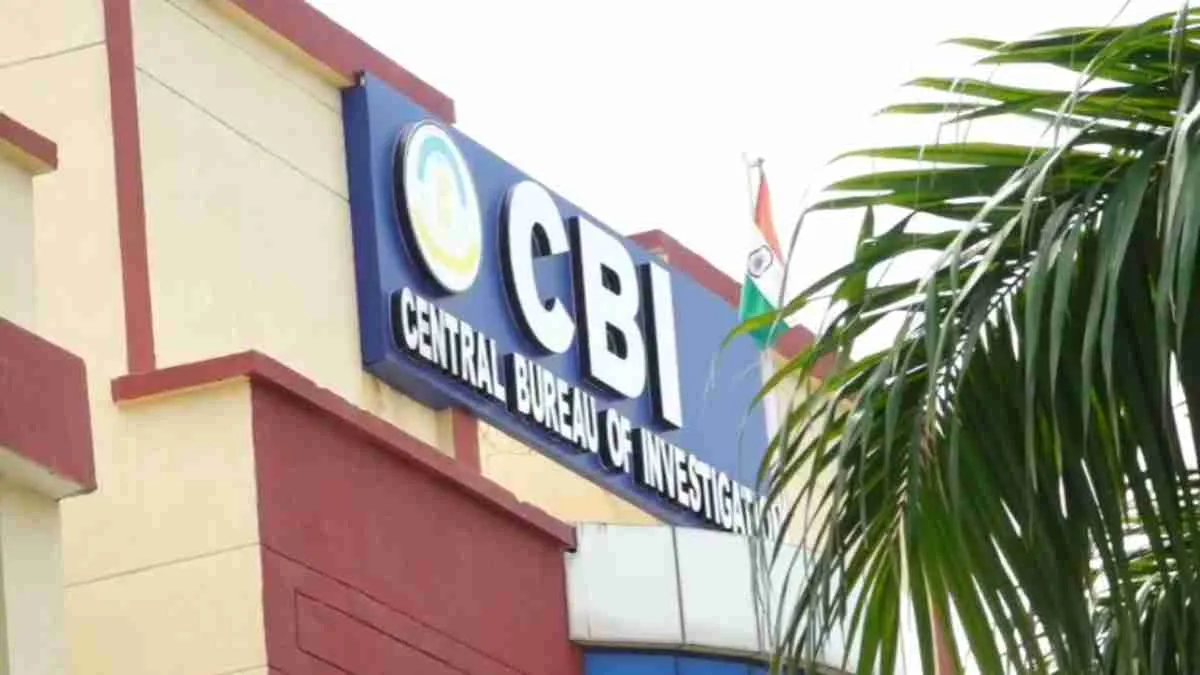 PF क्लर्क को रिश्वत लेते दबोचा, मृतक के पैसे निकालने के एवज में मांगे थे 5 लाख, कमिश्नर भी थे शामिल