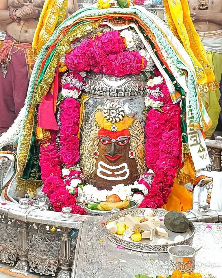 भांग, चंद्र और ड्रायफ्रूट से बाबा महाकाल का दिव्य श्रृंगार