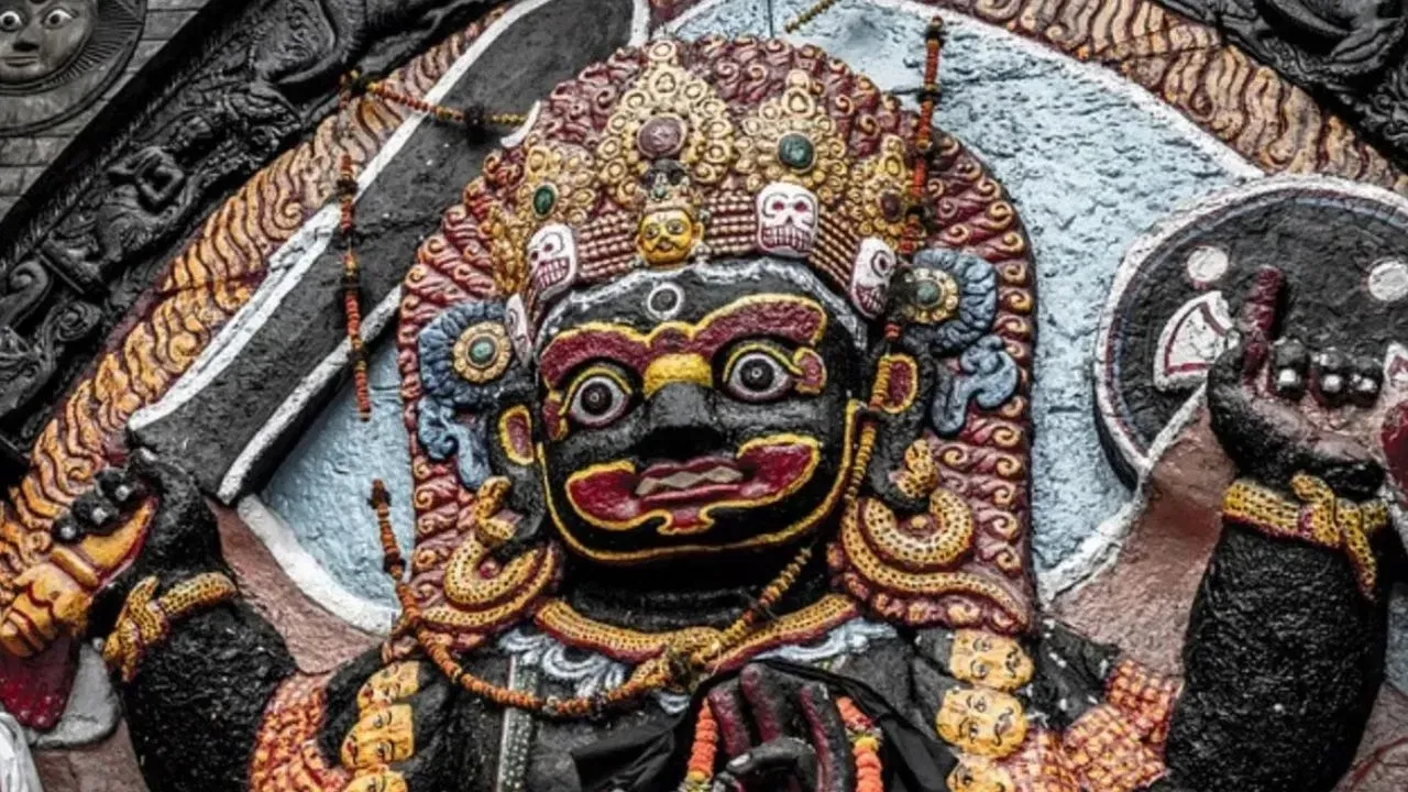 कालाष्टमी के दिन भगवान भैरव को चढ़ाएं ये चीजें, जीवन में नहीं आएंगे कष्ट!