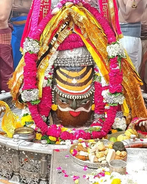 आरती: मस्तक पर चंदन का त्रिपुंड, और ड्रायफ्रूट से बाबा महाकालेश्वर का श्रृंगार