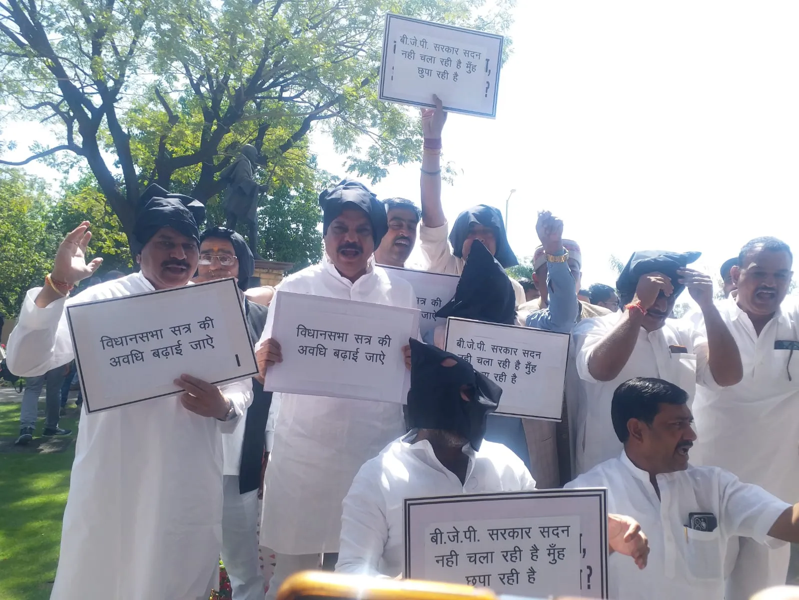 काला मास्क पहनकर विधानसभा पहुंचे नेता प्रतिपक्ष