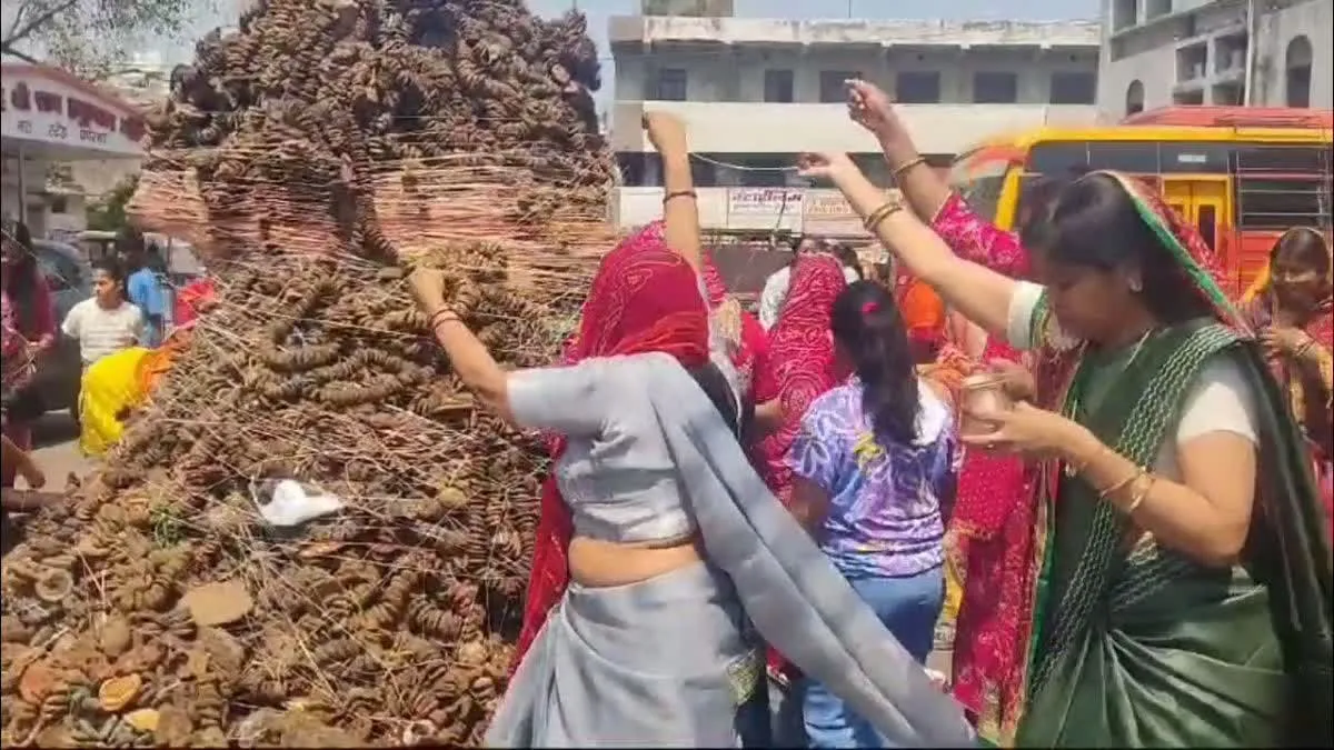 ऊर्जाधानी में कंडे वाली होलिका, पांच दशक से अग्रवाल समाज निभा रहा परंपरा 