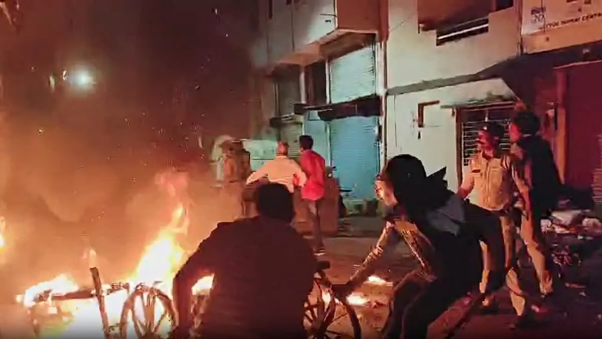 भारत की जीत के जश्न में हिंसा, महू में दो पक्षों में टकराव, आगजनी और पथराव