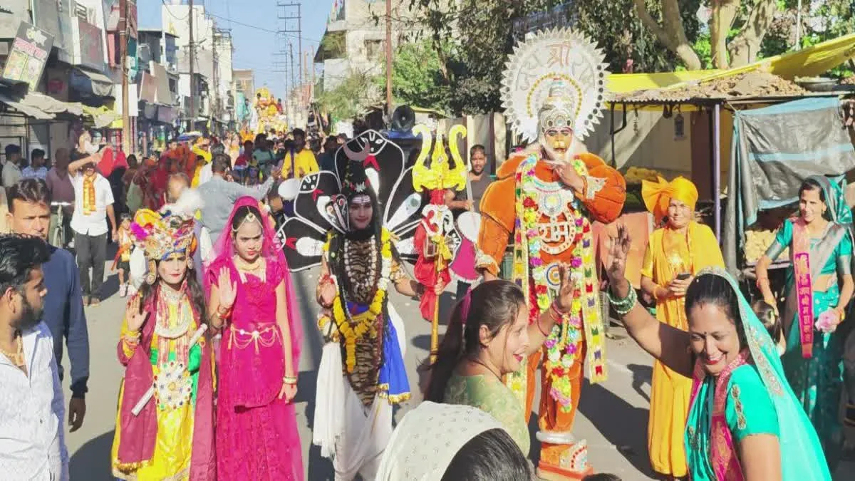 उज्जैन में बाबा महाकाल की अनूठी बारात, भक्तों ने गिफ्ट की बुलेट और कई इलेक्ट्रॉनिक सामग्री 
