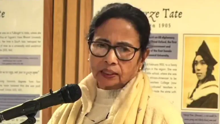 लंदन: ऑक्सफोर्ड यूनिवर्सिटी में ममता बनर्जी के भाषण के दौरान छात्रों का हंगामा, दागे ये तीखे सवाल