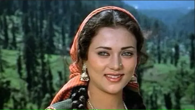 वहीं चेहरा, वहीं आखें,  मंदाकिनी की कॉपी है उनकी बेटी, फोटोज देख फैंस बोले- सभी स्टारकिड की छुट्टी कर देगी 