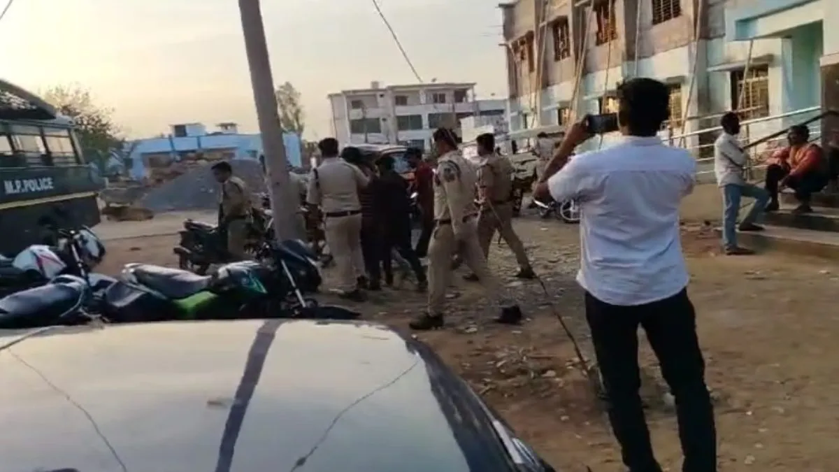 हत्याकांड में शामिल 20 आरोपी गिरफ्तार, इनमें कई महिलाएं भी शामिल, पुलिस की धरपकड़ जारी 