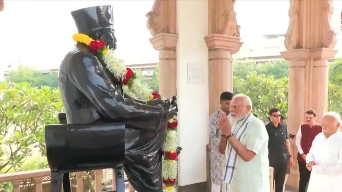 नागपुर: पीएम मोदी ने स्मृति मंदिर में RSS के संस्थापकों को श्रद्धांजलि दी, दीक्षाभूमि का भी दौरा किया 