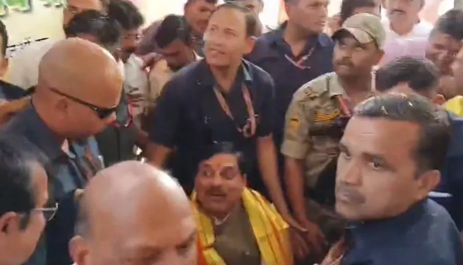 VEDIO :  बाल-बाल बचे सीएम डॉ. मोहन यादव, जानिए आखिर ऐसा क्या हुआ?