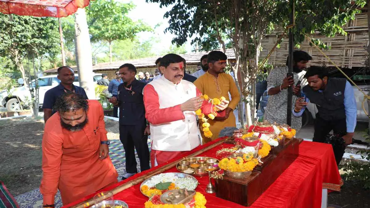 पांढुर्णा में CM डॉ मोहन: चमत्कारिक श्री हनुमान मंदिर जामसावली के किए दर्शन, आनंद धाम आश्रम में की पूजा अर्चना