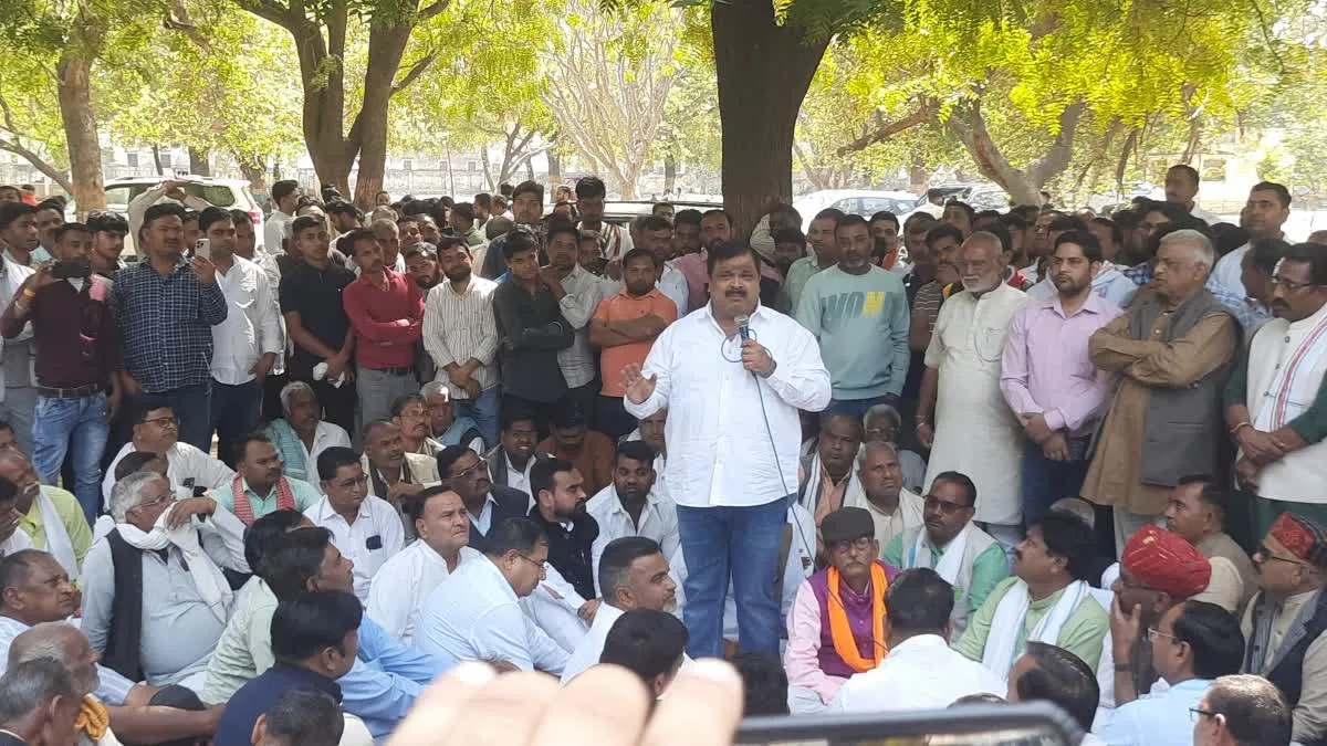 मुरैना में सड़क पर उतरी कांग्रेस, बोली- 'पर्ची वाले सीएम फेल, जब आएंगे दिखाया जाएगा काला झंडा'