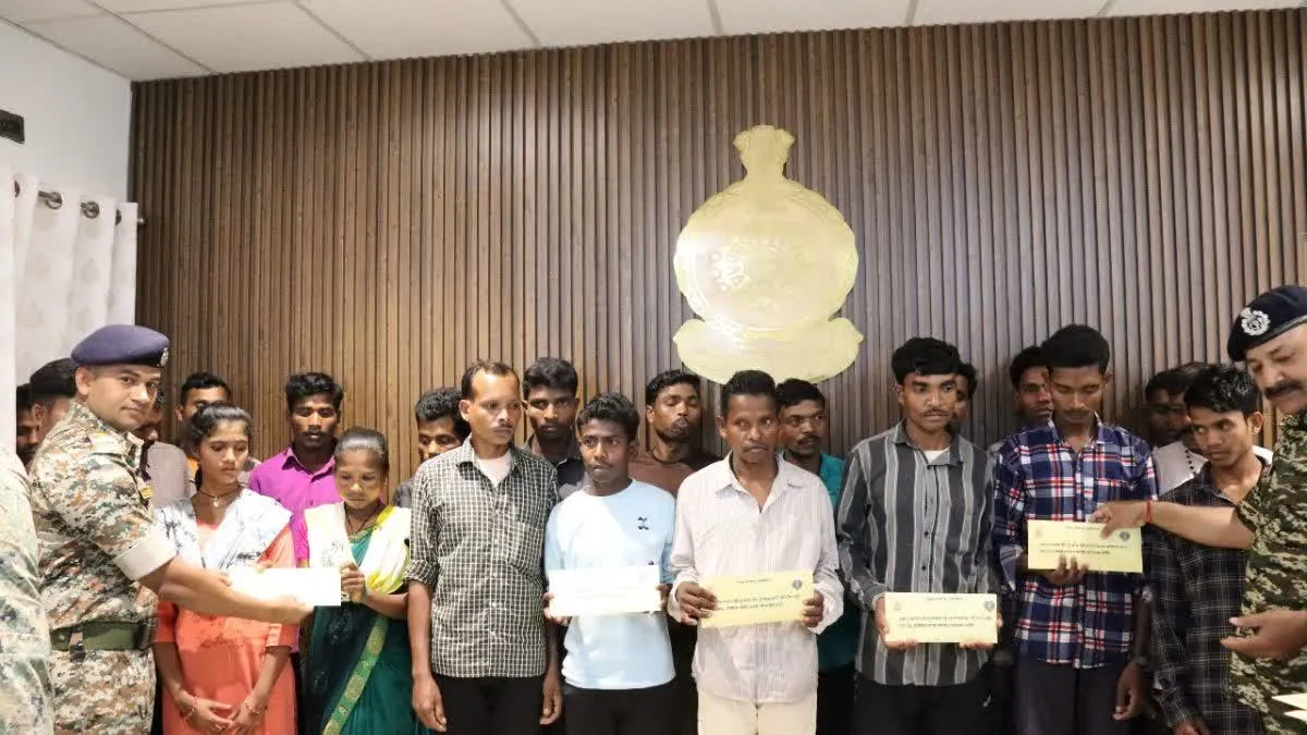 22 नक्सलियों ने सरेंडर किया, इनमें 11 नक्सली 6 लाख के इनामी 