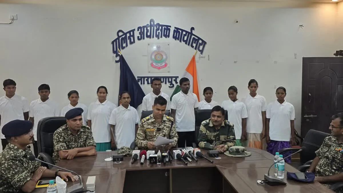 40 लाख के 11 इनामी हार्डकोर माओवादियों का सरेंडर