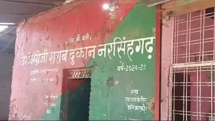 मुफ्त शराब न देने पर सेल्समैन का अपहरण, लाठियों से पीटकर खेत में फेंका