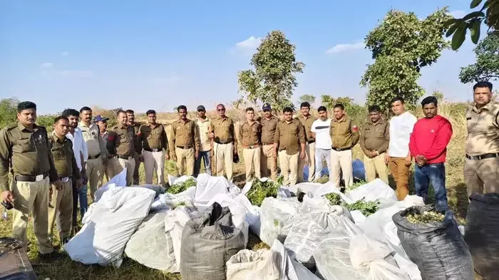 ट्रीपल लेयर सुरक्षा में छिपाई 20 लाख की अफीम-गांजा