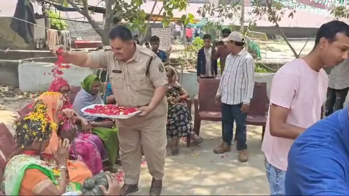 पुलिस वालों ने बुजुर्गों पर बरसाए फूल, ओल्ड एज होम में रहने वाले लोगों की आंखें हुई नम