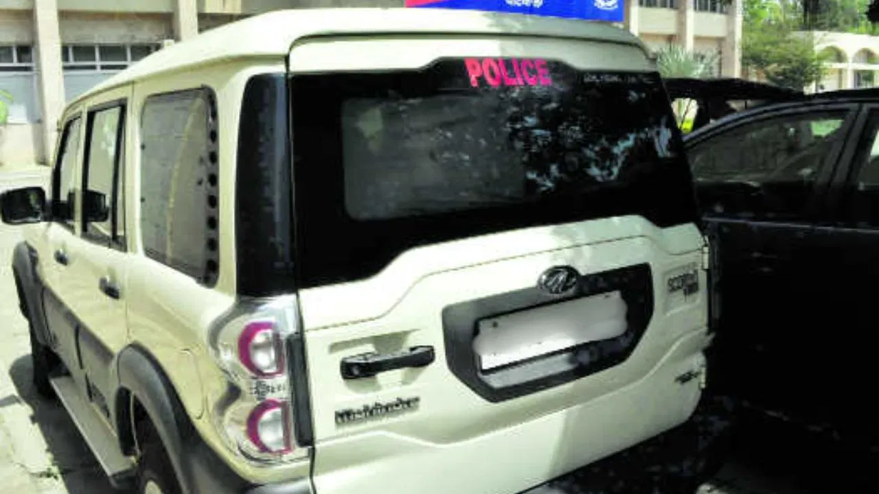 पुलिस वालों ने कार पर ‘POLICE’ लिखा तो खैर नहीं… होगी सख्त कार्रवाई
