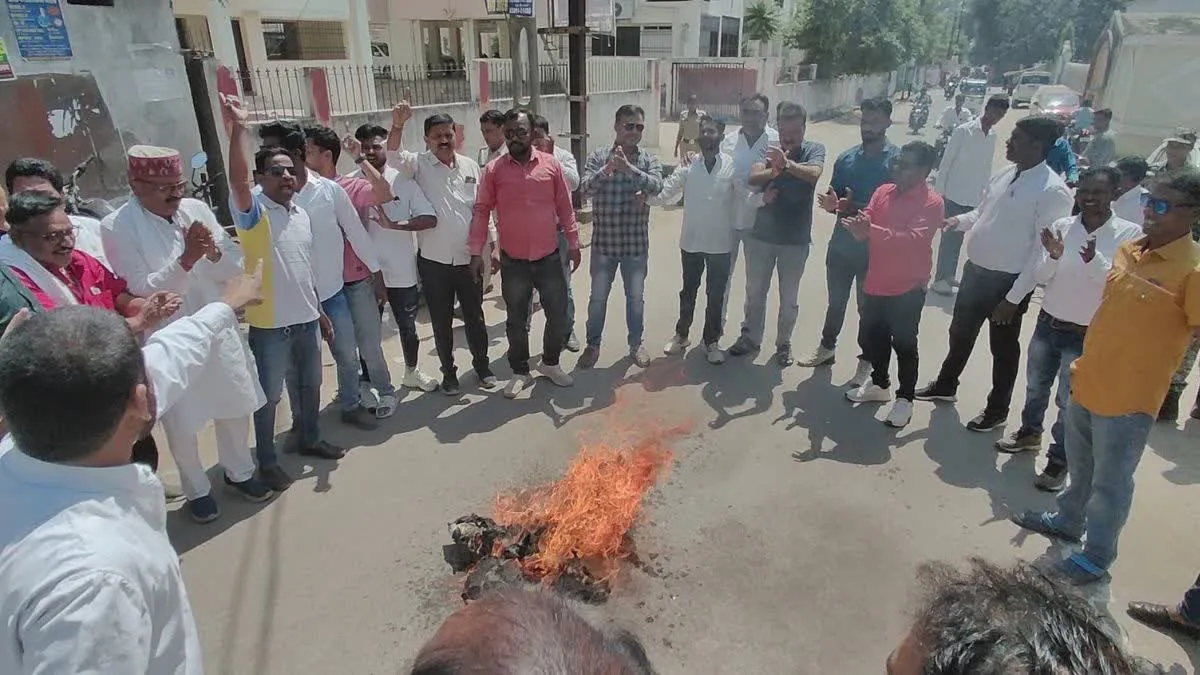 भूपेश बघेल के घर ईडी की रेड का विरोध, कांग्रेस ने फूंका केंद्रीय एजेंसी का पुतला