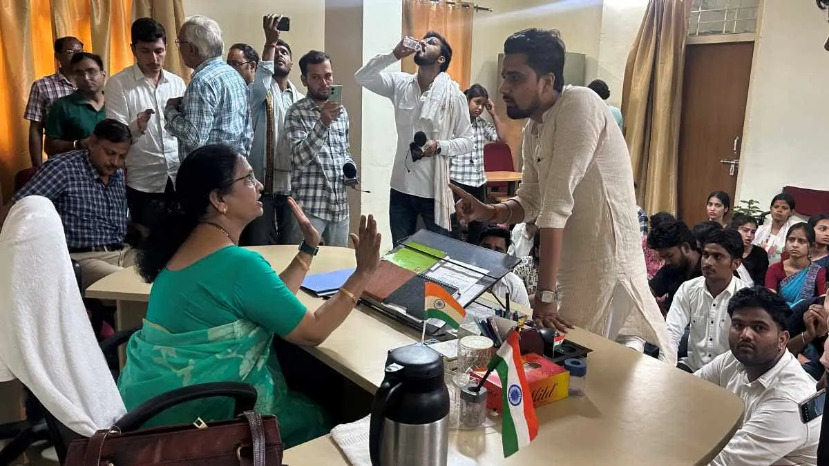 आधी रात को परेशान करते हैं HOD, कुलगुरु के चेंबर में धरने पर बैठीं छात्राएं 