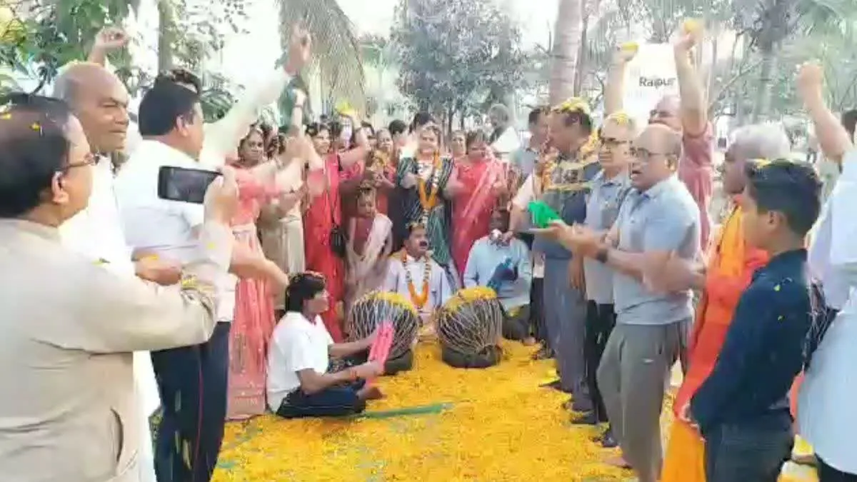 रायपुर में खेली गई फूलों की होली, राधाकृष्ण के होली उत्सव को लोगों ने किया याद