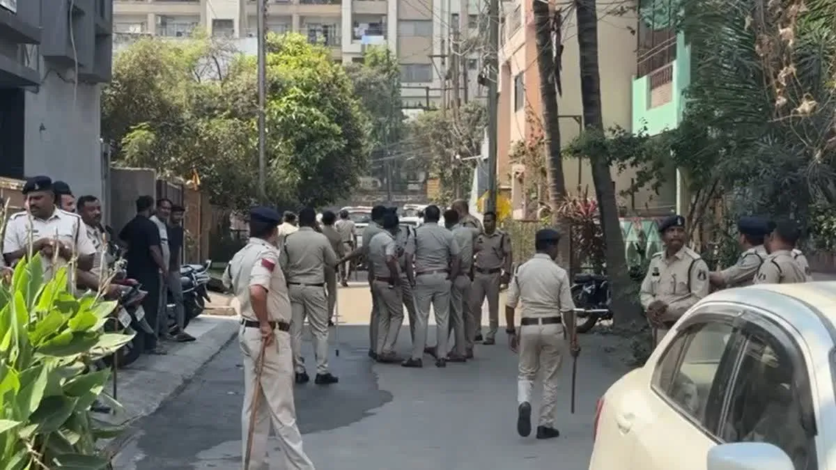 रायपुर में धर्मांतरण के आरोप पर हंगामा, चर्च में तोड़फोड़ के बाद पुलिस बल तैनात
