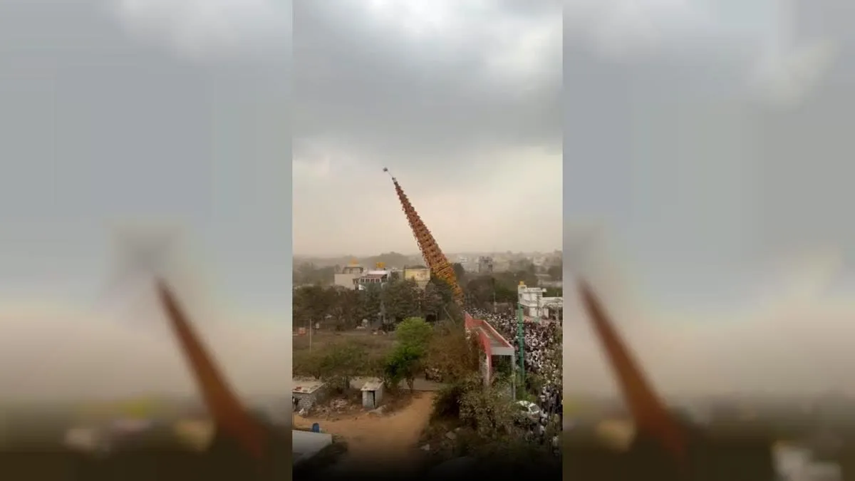 कर्नाटक: मंदिर मेले के लिए ले जाए जा रहे रथ गिरने से दो श्रद्धालुओं की मौत,दो घायल