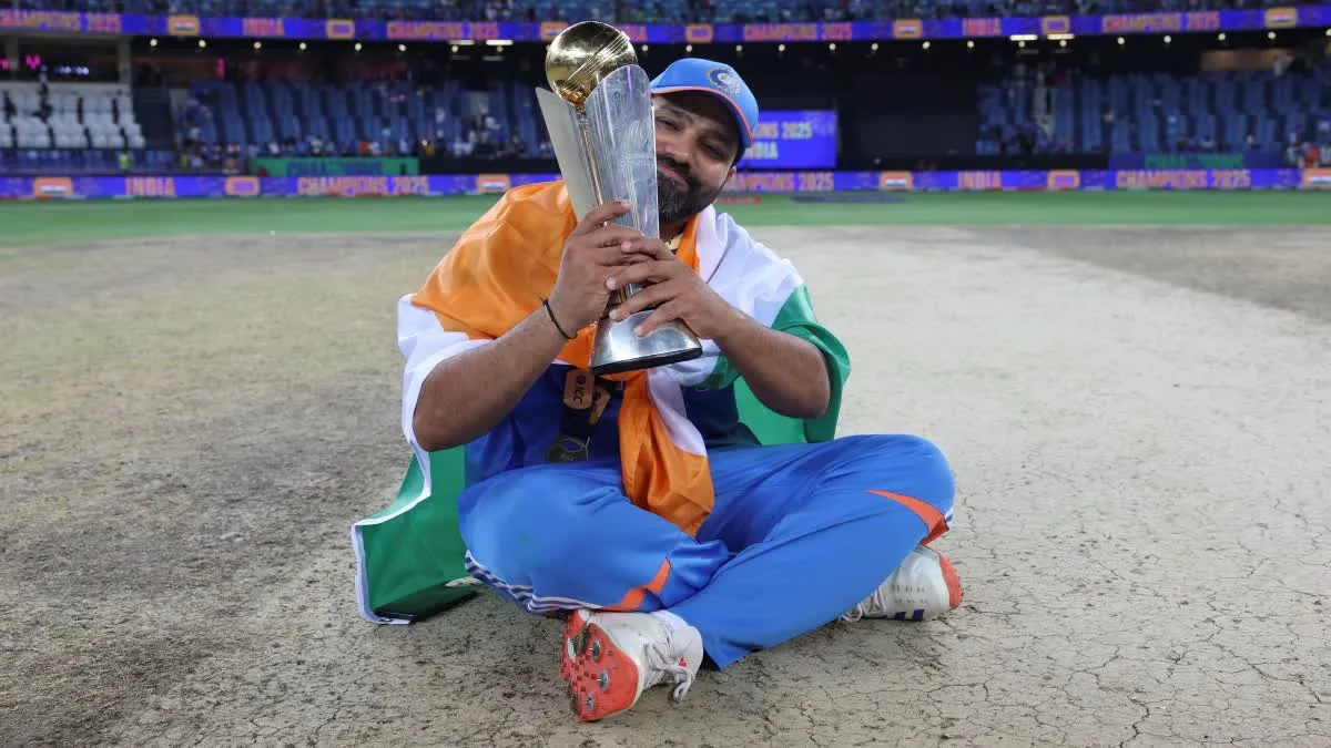 रोहित शर्मा का मुंबई एयरपोर्ट पर जोरदार स्वागत, फैंस में मची सेल्फी लेने की होड़, वायरल वीडियो