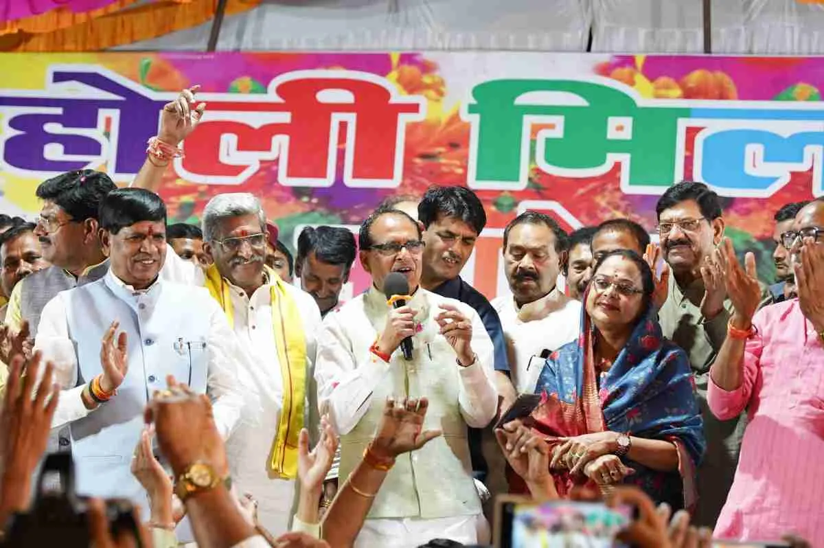 पत्नी साधना संग गणेश मंदिर पहुंचे शिवराज सिंह, ‘ये देश है वीर जमानों का’ गाकर बांधा समां