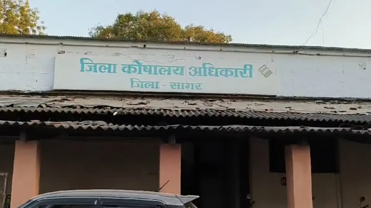 कलेक्टर के चपरासी से ट्रेजरी के बाबू ने मांगी रिश्वत, लोकायुक्त ने धर दबोचा