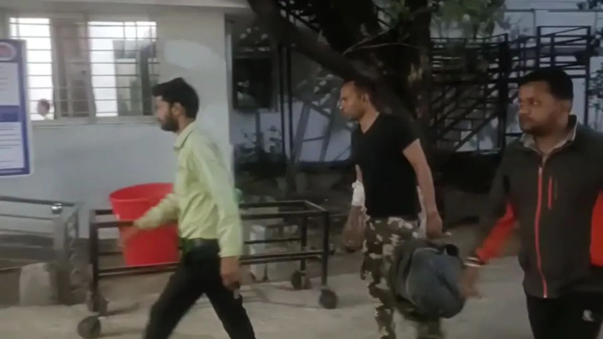 वारंटी को पकड़ने गई जवानों पर बदमाशों ने बोला हमला, दो पुलिसकर्मी घायल